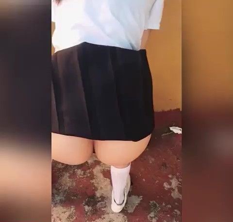 Colegiala se sube la falda coge de perrito