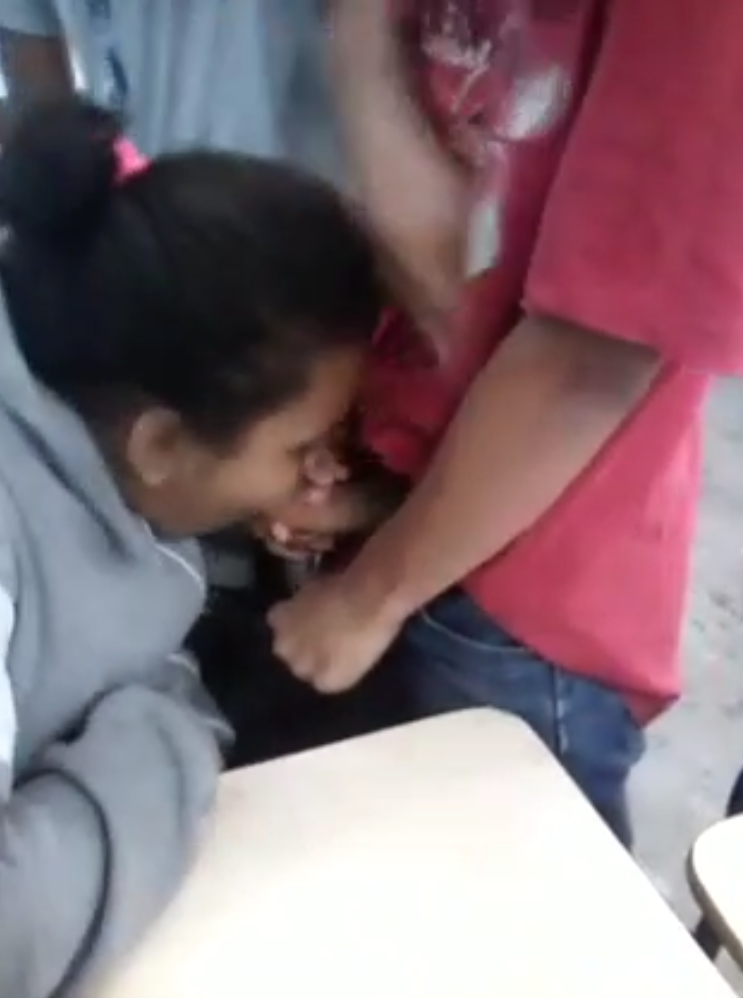 Colegiala gordita es obligada a chupar polla